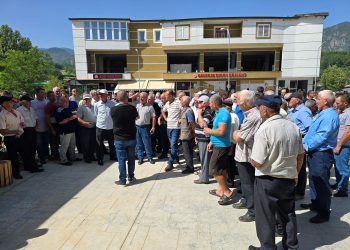 “Bukë për kryeministrin Rama”: Banorët e Suçit protestojnë në Klos kundër ndërtimit të HEC-it