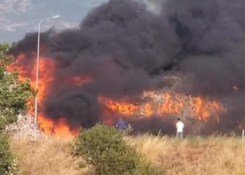 Zjarr në landfillin e mbetjeve në Elbasan, shkak temperaturat dhe tejmbushja