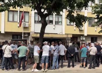 Banorët e Kaçinarit protestojnë para Prokurorisë: “Kallëzimi ndaj HEC-eve nuk u hetua”