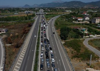 Kostot e harresës: Dëmtimi i urës mbi Mat bllokon turistët dhe veriun
