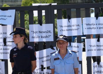 Gazetarët protestojnë kundër mbylljes së sinjalit të News 24