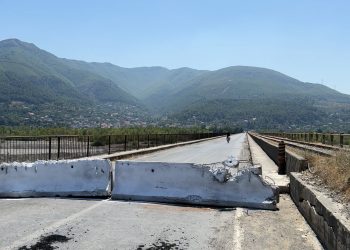 Kostot e harresës: Dëmtimi i urës mbi Mat bllokon turistët dhe veriun