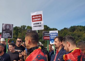 Shqiptarët protestojnë në Hagë kundër Gjykatës Speciale