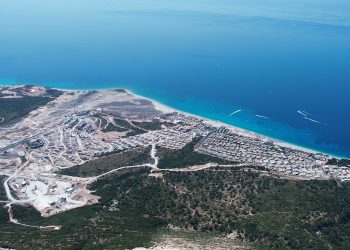 ‘Një tra në Llogara’: Si po e pushtojnë resortet e të pasurve rivierën shqiptare