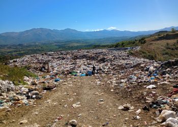 ‘Investimi historik’ i qeverisë e lë Matin të mbytur nga plehrat