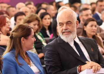 Qeveria e mandatit të katërt: Ministra besnikë dhe ndryshime për fasadë