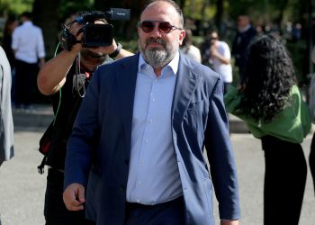 Arbjan Mazniku shmang përgjegjësitë për tenderat e fituar nga 5D