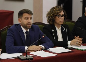 Dëgjesa në Kuvend kthehet në vajtim për televizionin publik