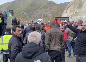 Përshkallëzohet protesta e minatorëve në Spaç, policia shoqëron dy protestues