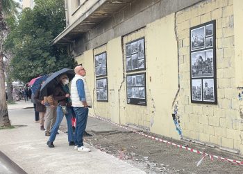 Në Durrës, një ekspozitë me foto rikthen kujtimet e një qyteti që po humbet historinë e vet