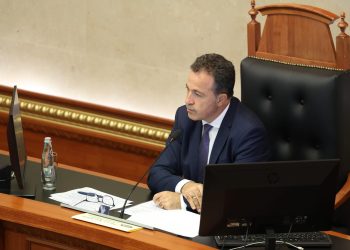 Kuvendi i Shqipërisë ‘nderon’ figurën e diktatorit Enver Hoxha