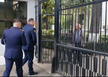 Vrasja e paralajmëruar: Kërkesat për rritjen e sigurisë në gjykata ranë në vesh të shurdhër
