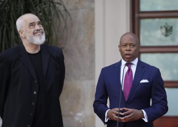 Udhëtimi i Adams trajtohet si vizitë private nga qeveria shqiptare
