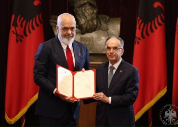 Presidenti anashkalon Kushtetutën dhe dekreton zgjedhjet në Tiranë