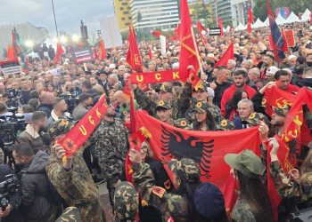 Protestuesit në Shqipëri kërkojnë “drejtësi” në gjyqin e krerëve të UÇK-së