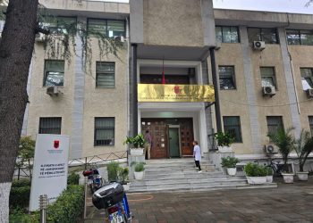 Gjyqtarët kritikojnë “sigurinë joekzistente” pas vrasjes së Astrit Kalasë në sallën e gjyqit