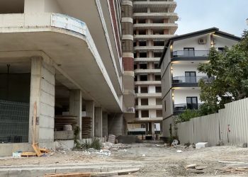 Një murator mbeti i vrarë pasi ra nga lartësia e një pallati në Shëngjin