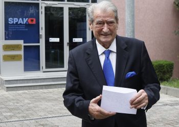 Sali Berisha shmang veten nga përgjegjësia për 21 janarin
