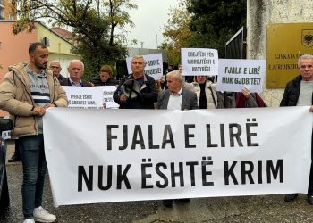 ‘Nuk mund të na mbyllin gojën’: Banorët e Zall Gjoçajt protestojnë para gjykatës