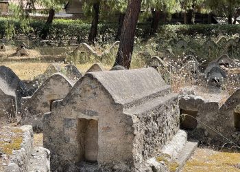 Kujdestari që ruan sekretet e varrezës së lashtë hebraike të një qyteti grek