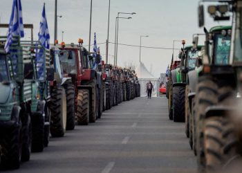 Fermerët grekë bllokojnë rrugët në shenjë proteste