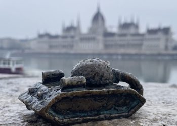 Skulptori që vendos simbole të “lirisë” në Budapest