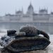 Skulptori që vendos simbole të “lirisë” në Budapest