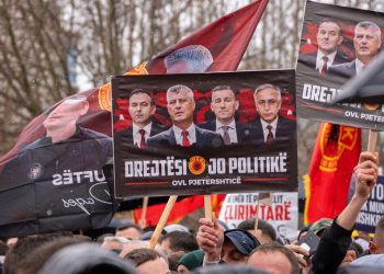 “Jo në emrin tonë”: Kosova në Ditën e Pavarësisë proteston kundër gjyqit për krime lufte në Hagë