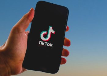 Ndalimi i TikTok-ut në Shqipëri po skadon, mbrojtjet e premtuara mbeten ende pezull