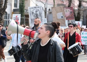 Ndërsa gratë marshojnë për të drejtat, gjinia kthehet në një armë digjitale