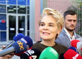 Në Shqipëri, politikanët përdorin famën për të shmangur burgun