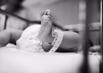 Raporti i OKB-së nxjerr në pah keqtrajtimin e grave gjatë lindjes në Ballkanin Perëndimor