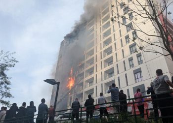 ‘Fasada digjej si letër’: Mungesa e ligjit shmang përgjegjësitë për pallatin e djegur në Tiranë
