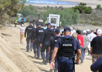 policia gjatë protestës së banorëve dhe ambjentalistëve më 23 majit para gardhit me tela me gjemba të rrethimit në zvërnec foto kortezi ppnea (3) (1)