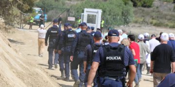 policia gjatë protestës së banorëve dhe ambjentalistëve më 23 majit para gardhit me tela me gjemba të rrethimit në zvërnec foto kortezi ppnea (3) (1)