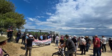 protesta e 23 majit në zvërnec dhe telat me gjemba te rrethimit foto kortezi ppnea (5) (1)
