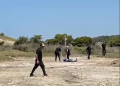 screenshot nga video të publikuara nga aktivistë që tregojnë policinë private duke hequr zvarrë një protestues