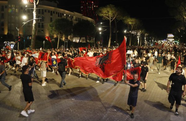 Shqipëria përjeton protestën më të madhe në dekada