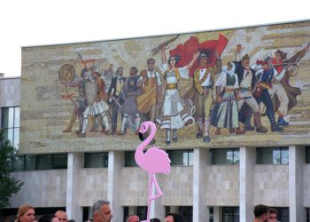 revolucioni i flamingove slogani dhe simboli i protestave masive ne tirane. foto nensi bogdani