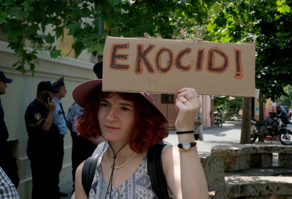 elsa paja ne nje prej protestave kunder resortit luksoz ne zvernec. foto nensi bogdani