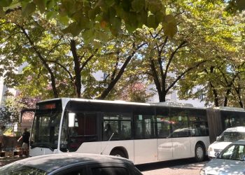 nje autobus i transportit publik ne kryeqytet ne trafik. foto nensi bogdani (1)