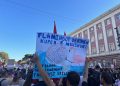 nje protestues i ri mban ne dore nje pankarte kunder regjimit te 36 viteve dhe revolucionit te flamingove. foto nensi bogdani