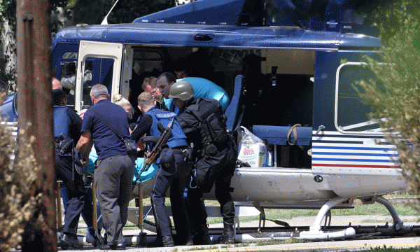 Personeli mjekësor po transporton një të plagosur që u transferua me helikopter nga Kumanova për te një spital në Shkup të Maqedonisë më 9 maj 2015. (AP Photo/Dragan Mitreski)