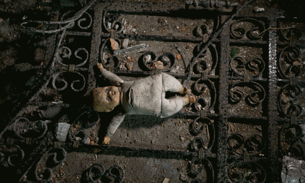 Një kukull gjendet në rrënojat e një shtëpie të shkatërruar nga luftimet në qytetin e Kumanovës më 10 maj 2015. (AP Photo/Visar Kryeziu)