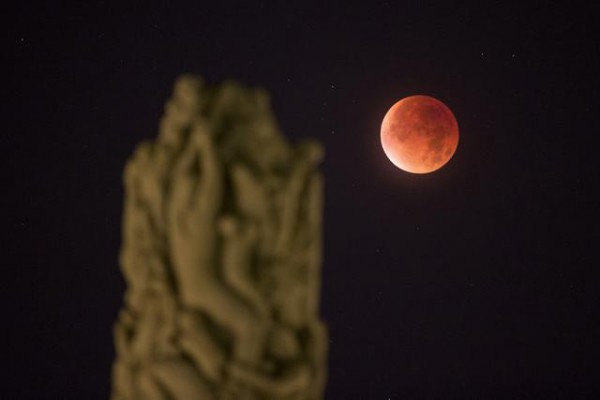 Hëna e plotë e kuqe shfaqet në Norvegji. Foto nga (Haakon Mosvold Larsen/ NTB scanpix via AP)