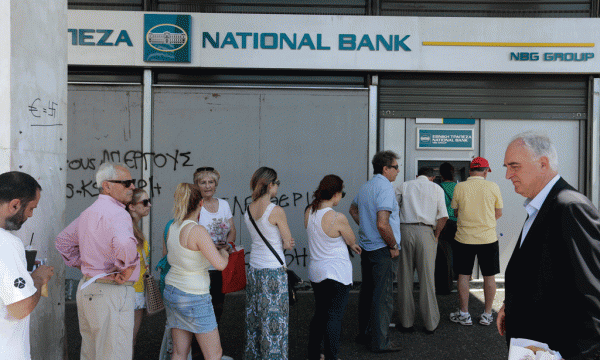Njerëz presin në radhë për të përdorur bankomatetet. (AP Photo/Thanassis Stavrakis)