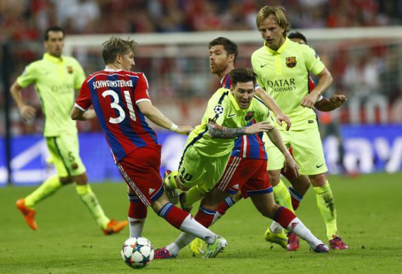 Lionel Messi i Barcelonës pengohet nga Bastian Schweinsteiger, i Bajrenit dhe Xabi Alonso (AP Photo/Matthias Schrader)