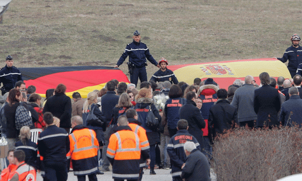 Xhandarët mbajnë flamuj gjermanë dhe spanjollë teksa anëtarët e familjeve të viktimave të përfshira në aksidentin ajror të Germanwings mblidhen në La Vernet, Alpet Franceze. (AP Photo/Christophe Ena)