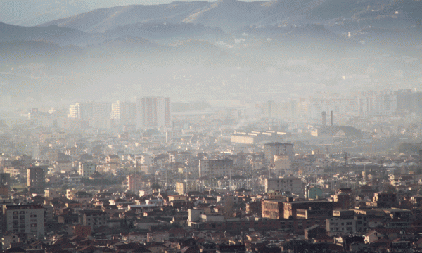 Pallatet e shumta të Tiranës dhe një shtresë e hollë reje dallohen prej malit të Dajtit. Foto: Ivana Dervishi | BIRN.
