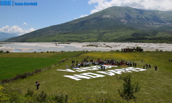 Qindra aktivistë i thonë “Jo digave” në lumenjtë e Shqipërisë. 17 maj 2016. Foto: Ivana Dervishi/BIRN